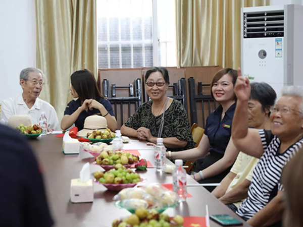 中庭裝飾集團丨“情暖中秋，將愛傳承”——走進金浦社區(qū)慰問高齡老人